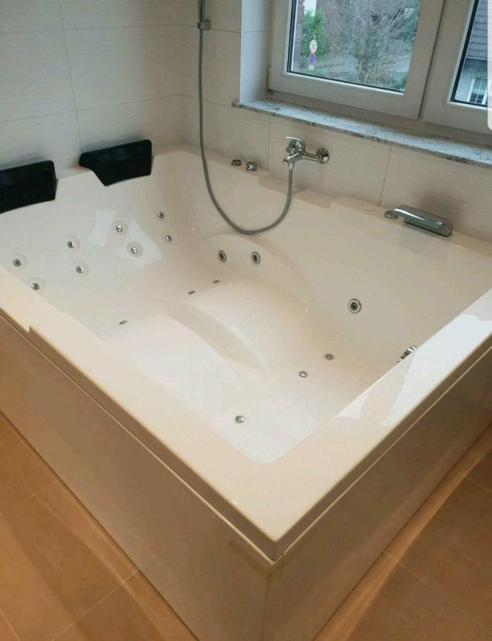 Ferienwohnung Mit Jacuzzi Naehe Flughafen Koeln Bonn ترويسدورف المظهر الخارجي الصورة