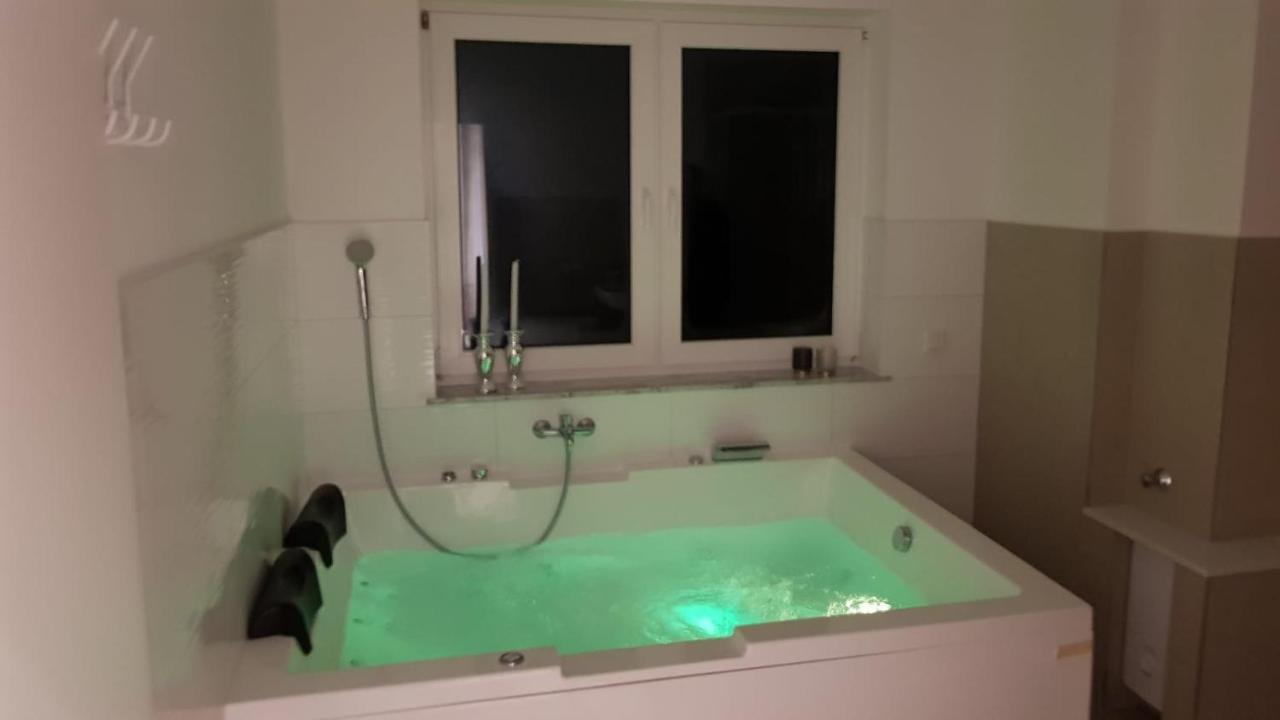 Ferienwohnung Mit Jacuzzi Naehe Flughafen Koeln Bonn ترويسدورف المظهر الخارجي الصورة