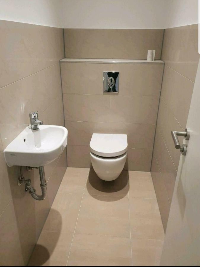 Ferienwohnung Mit Jacuzzi Naehe Flughafen Koeln Bonn ترويسدورف المظهر الخارجي الصورة